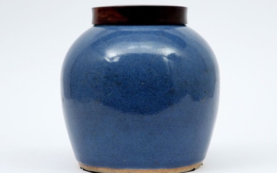 Antieke Chinese gemberpot in gemerkting porselein met een poederblauw oppervlak en met houten deksel -...