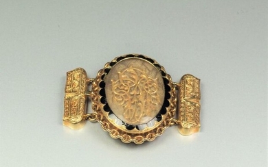 Antique 18K (750/oo) yellow gold oval clasp centered with a...