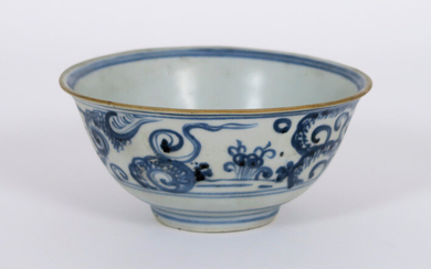 Antique Chinese bowl in porcelain with blue-white decor with flowers - diameter : 15 cm |||antique Chinese bowl in porcelain with blue-white decor with flowers