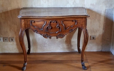 BEAUTIFUL CONSOLE in carved walnut resting on four...