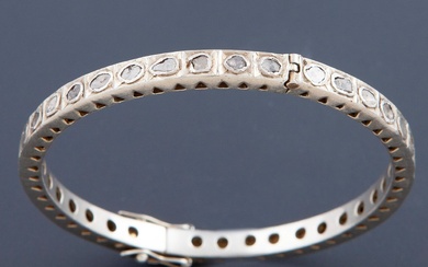 BRACELET RIGIDE EN ARGENT ET DIAMANTS Bracelet rigide en argent sterling. Composé de 36 diamants...
