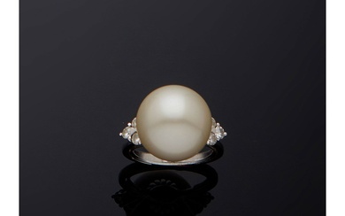 Bague en or blanc 18 carats (750/000), diamants et perle de culture, composée d'une importante...
