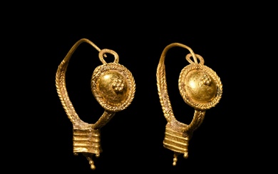 Boucles d'oreilles romaines en or avec bosses Circa 1st-2nd century A.D.. Paire de boucles d'oreilles...