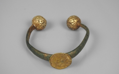 Bracelet en bronze orné d'une monnaie d'or... - Lot 208 - Vermot et Associés