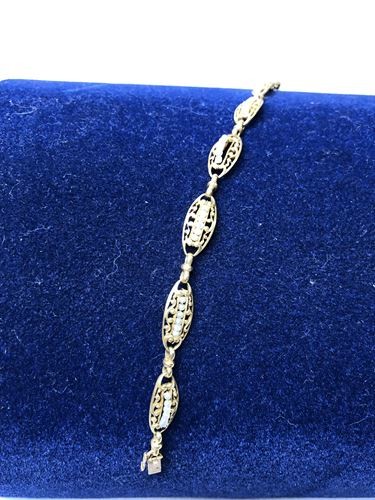 Bracelet en or et perles. P. 10,9 g....