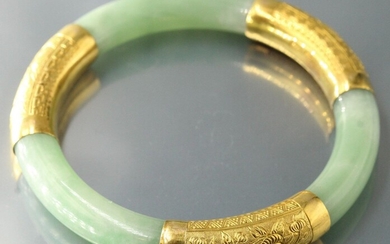 Bracelet rigide en Jadeite et or jaune 18k (750) ciselé de décors floraux et d'un...