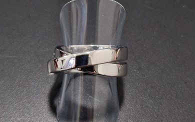 CARTIER 'CROSSOVER' RING in 18K WHITE GOLD