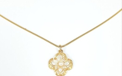 CHAIN and PENDANT clover in gold 750 ‰ with a pearl in the centre, PB 7.5g
