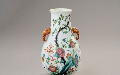 CHINE. Vase en porcelaine polychrome. Décor en plein de fleurs et feuillages sur fond de...