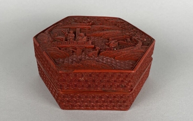 CHINE, XVIIIe. Boîte hexagonale couverte en laque rouge sculptée, le dessus du couvercle à décor...