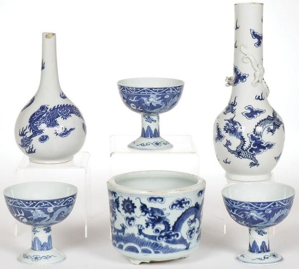 CHINESE BLUE AND WHITE PORCELAIN GROUP