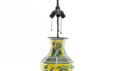 CHINESE FAMILLE VERTE OCTAGONAL VASE TABLE LAMP