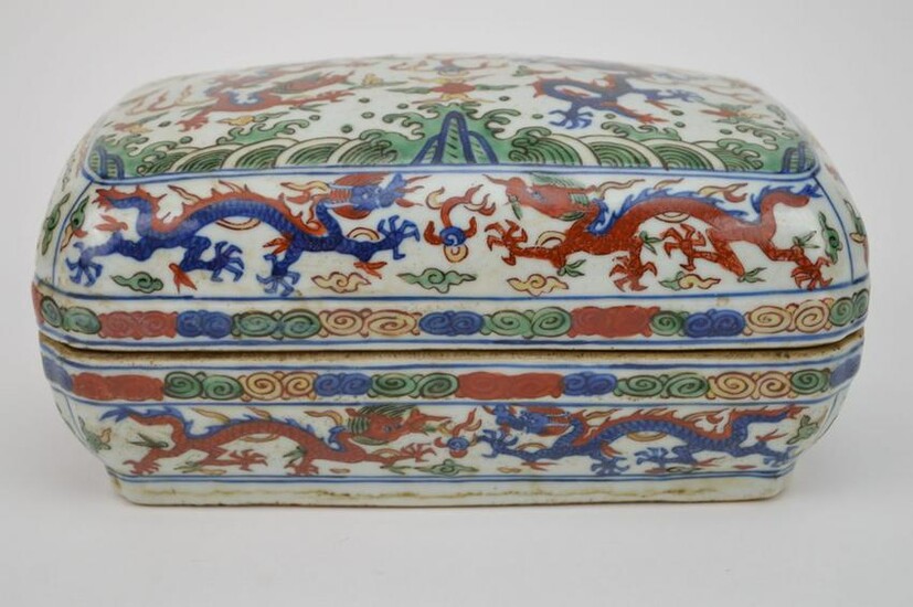 CHINESE PORCELAIN WUCAI BOX with hand painted Ming