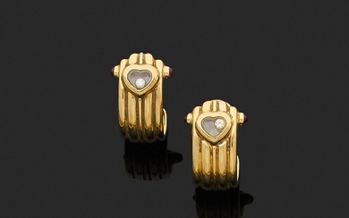 CHOPARD. Paire de clips d'oreilles en or jaune 18K cannelé modèle "Happy Diamonds" à décor...