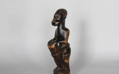 CONGO Statue de joueur de tambour en bois sculpté. XXe, dans le style des BEMBE...