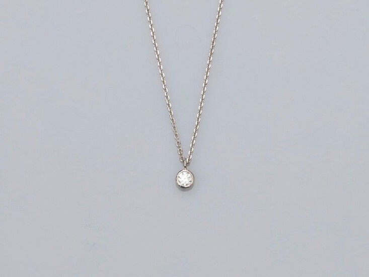 Chain and pendant in white gold, 750 MM, set with a diamond weighing 0.11 carat, length 45 cm, spring ring, weight: 1.95gr. rough.