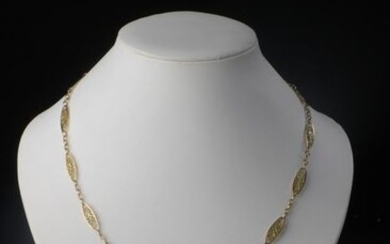 18k yellow gold chain with filigree links (accident, metal clasp).