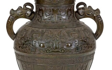 Chine, XVII-XVIIIe Grand vase Hu en bronze...