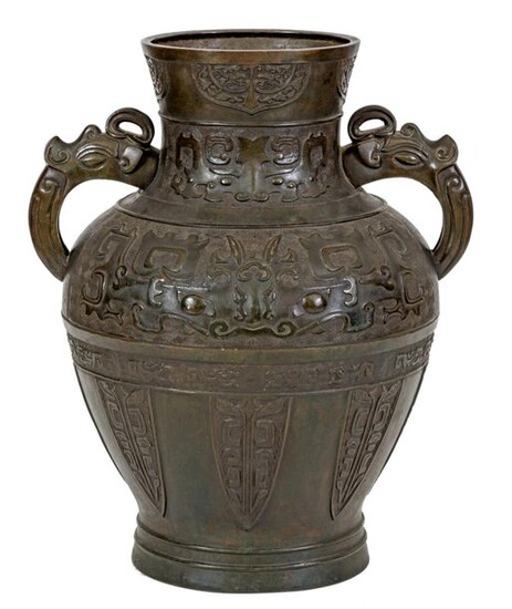 Chine, XVII-XVIIIe Grand vase Hu en bronze...