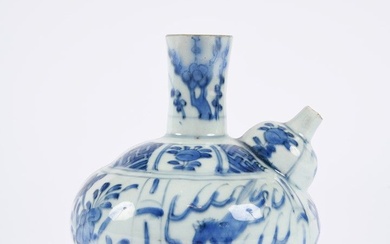 Chine, XVIIe siècle. Kendi en porcelaine bleu-blanc, la panse globulaire à décor de panneaux alternant...