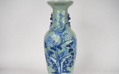 Chine, vers 1900, Grand vase balustre en porcelaine à décor émaillé en bleu sur fond...