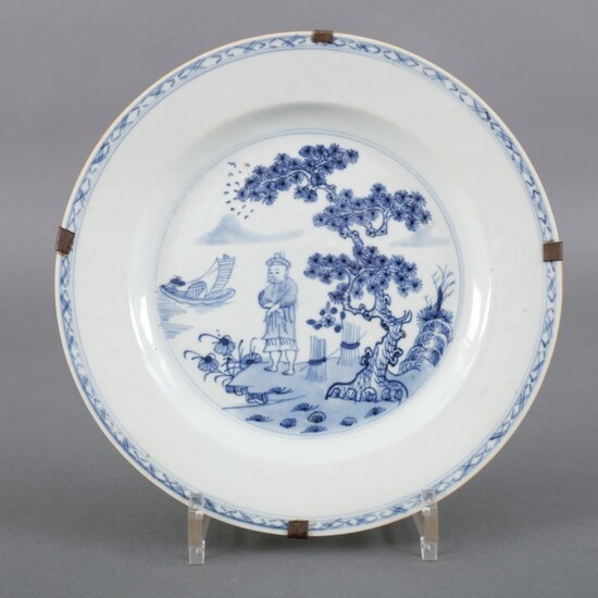 Chinees porseleinen bord met blauw-wit decor van een visser,...