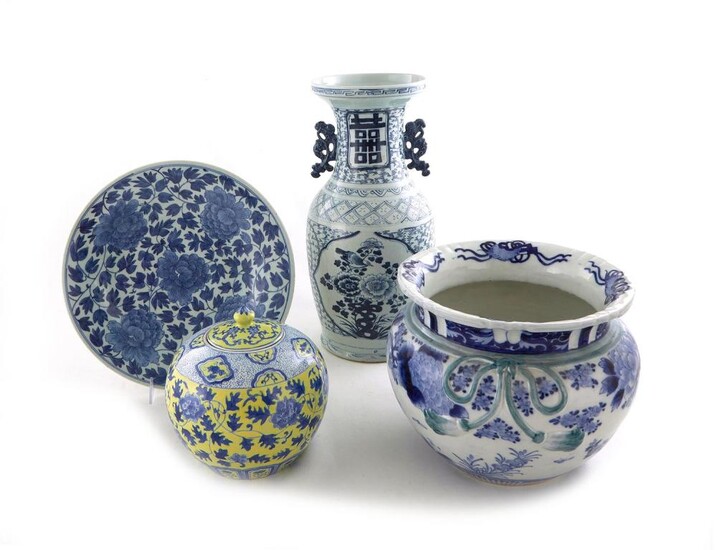 Chinese porcelain vase, jar, jardiniere, and charger (4pcs)
