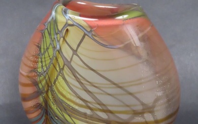 Claude MORIN (1932-2021). Vase en verre multicouches à décor polychrome de peignées et de paillons...