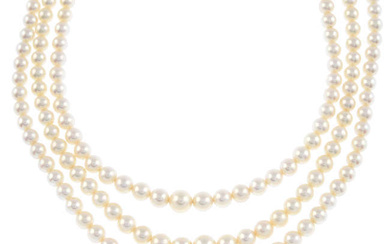Cultured pearl necklace, with diamond clasp