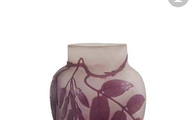 ÉTABLISSEMENTS GALLÉ (1904-1936) Glycine Vase bulbeux à large col annulaire. Épreuve en verre multicouche au...