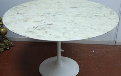 Eero SAARINEN (1910-1961) & KNOLL Table de salle à manger modèle Tulip, plateau circulaire marbre,...