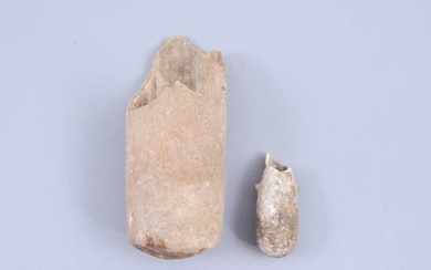 Egypte, Basse Epoque (664-332 av. J.-C.) Deux alabastres et une amulette : - Deux alabastres...