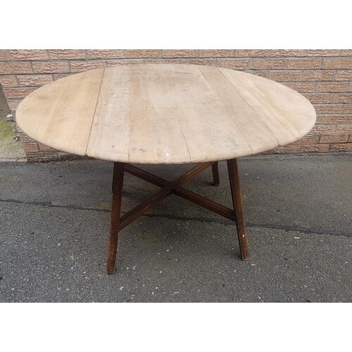 Ercol Drop Leaf Oval Dining Table in need of TLC. Overall s...