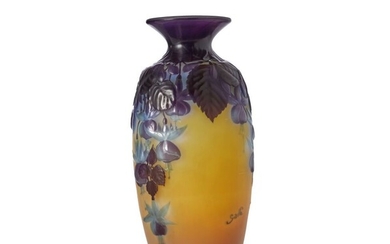 Etablissements GALLE Vase en verre soufflé-moulé à décor dégagé à l'acide de motifs de grappes...