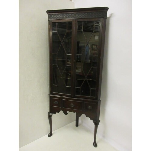 Fine antique mahogany corner cabinet, the upper section havi...