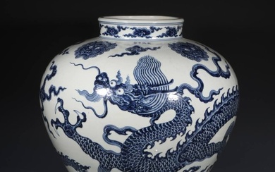 Fine blue and white dragon pattern jar made in the Xuande period of the Ming Dynasty