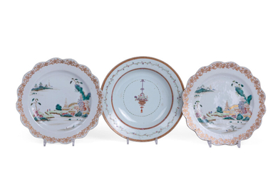 Gevarieerd lot Chinees export porselein versierd in de kleuren van de Famille rose: 1. Paar borden met gekartelde rand