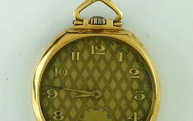 Gusset watch in two-tone gold 750°/°°, seconds at 6 o'clock, Arabic numerals, on a latticework decoration, geometrically decorated guilloché back, circa 1935, D. 4cm, gross weight 46.4g