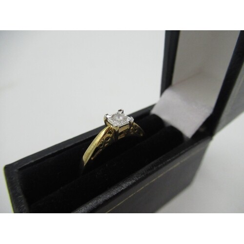 Hallmarked 9ct yellow gold solitaire ring with a round cut d...