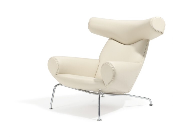 Hans J. Wegner: “Ox Chair”. Easy chair with steel frame, upholstered with off-white leather. Manufactured by Erik Jørgensen.