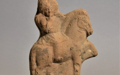 Harpocrate à cheval Égypte, 1er siècle avant J.-C. Terre cuite, H = 16 cm (...