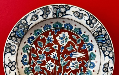 IZNIK : Rare plat circulaire en céramique siliceuse à décor polychrome de grand feu d'une...