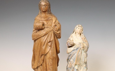 Italie, gestoken notenhouten sculptuur voorstellende Madonna, 18e eeuw. met resten van polychromie, glazen ogen.