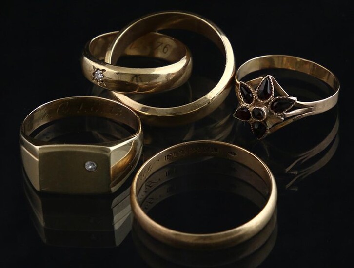 Jewellery gold - Five 14k yellow gold rings; three weddings band, one signet ring set with a brilliant-cut diamond, and a broken cluster ring set with garnets