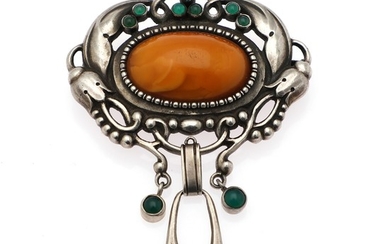 Kay Bojesen: An amber and agate brooch set with a cabochon amber piece and nine cabochon green agates, mounted in silver. App. 5.5×8 cm.