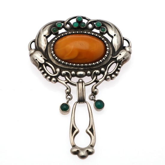 Kay Bojesen: An amber and agate brooch set with a cabochon amber piece and nine cabochon green agates, mounted in silver. App. 5.5×8 cm.