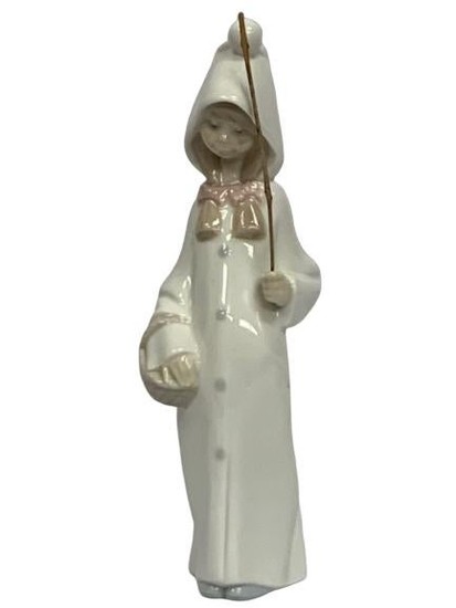 LLADRO GIRL IN WHITE CLOAK WITH WALKING STICK