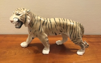 Lauritz Jensen: A porcelain figure in shape of a tiger decorated in colours. Bing & Grøndahl. H. 25 cm. L. 33 cm.