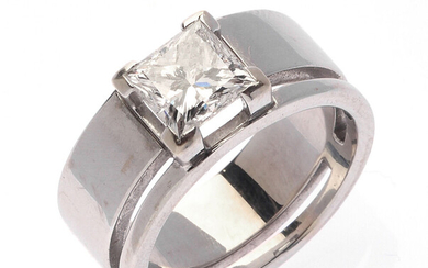 Lot 108 BAGUE en or gris 750/°°ajourée a décor géométrique ornée d'un diamant de taille princesse de...