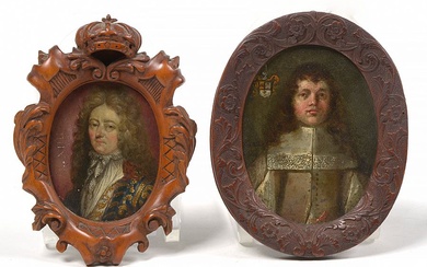 Lot de deux miniatures ovales peintes sur cuivre "Portrait de Louis XIII". Anonyme. Ecole française. Dans un bel encadrement en d’époque en buis sculpté. On y joint le "Portrait armorié d’un gentilhomme à l’âge de 22 ans". Daté 1661. Portant au dos...